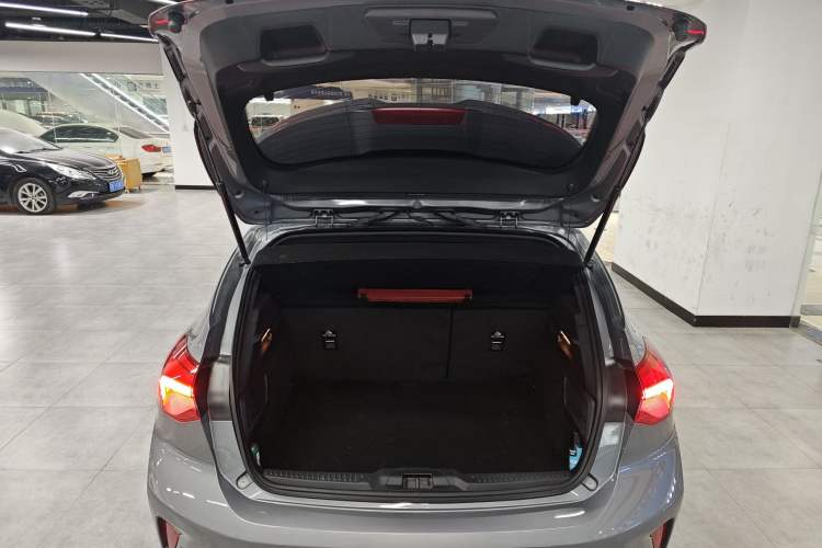 Used Ford Focus 2022 Hatchback EcoBoost 180 Automatic ST Line Trunk