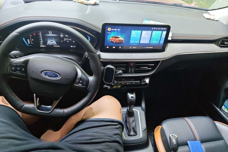 Used Ford Focus 2022 Sedan EcoBoost 180 Automatic Performance Edition Center Console