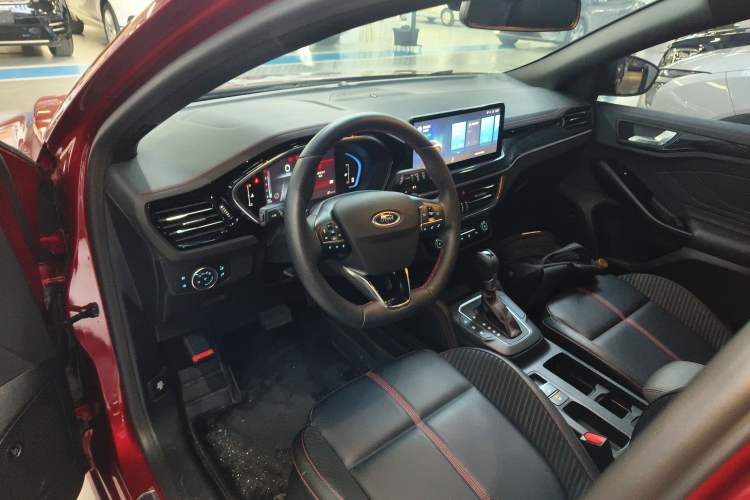 Used Ford Focus 2022 Hatchback EcoBoost 180 Automatic ST Line Center Console
