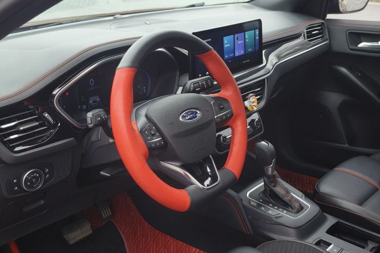 Used Ford Focus 2022 Hatchback EcoBoost 180 Automatic ST Line Interior 4