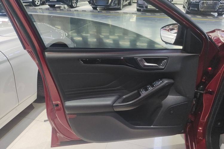 Used Ford Focus 2022 Hatchback EcoBoost 180 Automatic ST Line Interior 7