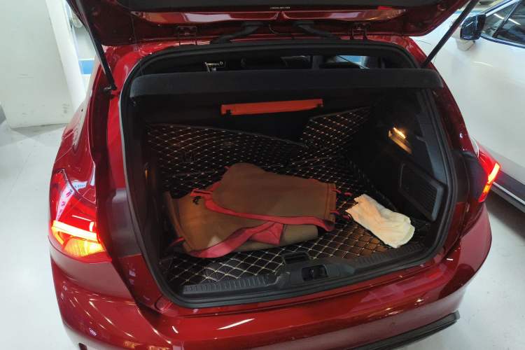 Used Ford Focus 2022 Hatchback EcoBoost 180 Automatic ST Line Trunk