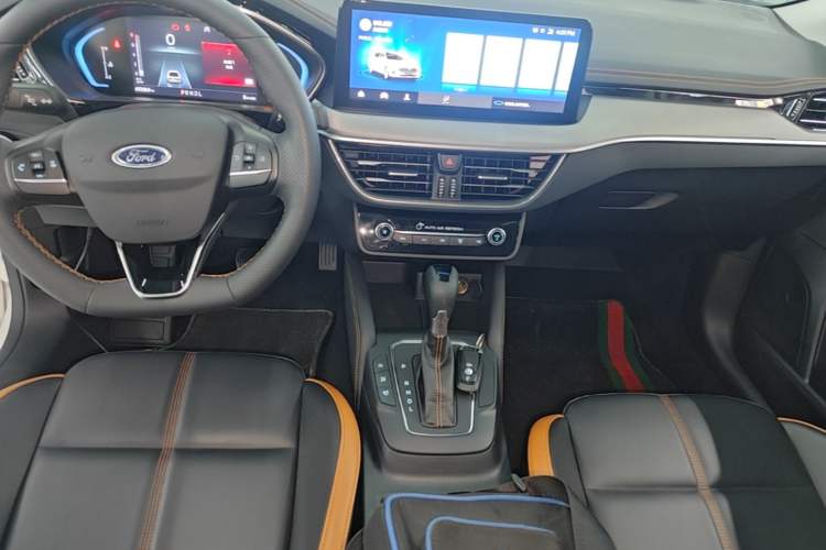Used Ford Focus 2022 Sedan EcoBoost 180 Automatic Performance Edition Audio And AC Panel