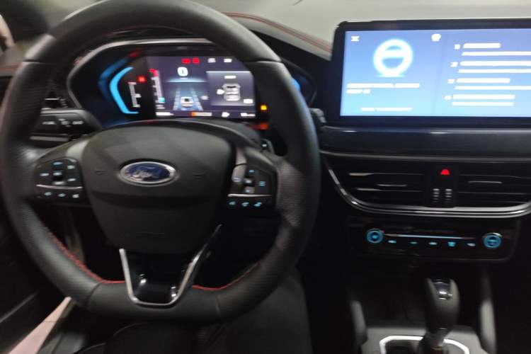 Used Ford Focus 2022 Hatchback EcoBoost 180 Automatic ST Line Center Console