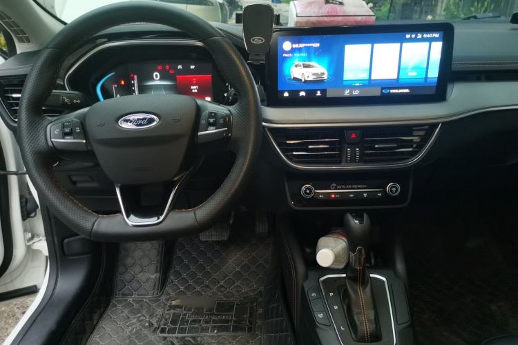 Used Ford Focus 2022 Sedan EcoBoost 180 Automatic Performance Edition Center Console