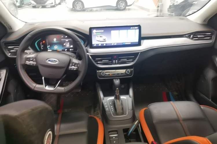 Used Ford Focus 2022 Sedan EcoBoost 180 Automatic Performance Edition Center Console