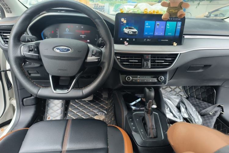 Used Ford Focus 2022 Sedan EcoBoost 180 Automatic Performance Edition Center Console