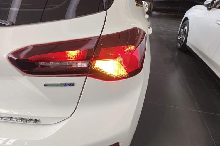 Used Ford Focus 2022 Hatchback EcoBoost 180 Automatic Performance Edition Exterior 6