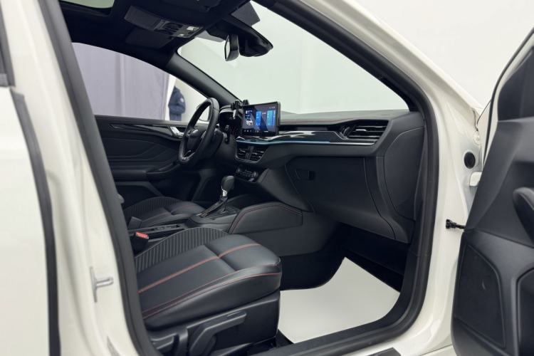 Used Ford Focus 2022 Hatchback EcoBoost 180 Automatic ST Line Interior 4