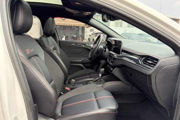 Used Ford Focus 2022 Sedan EcoBoost 180 Automatic ST Line Interior 4