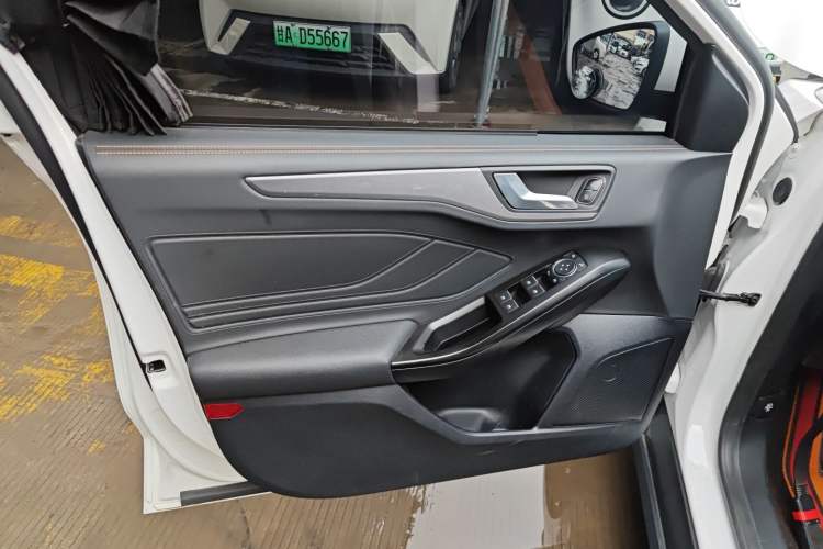 Used Ford Focus 2022 Hatchback EcoBoost 180 Automatic Performance Edition Interior 7