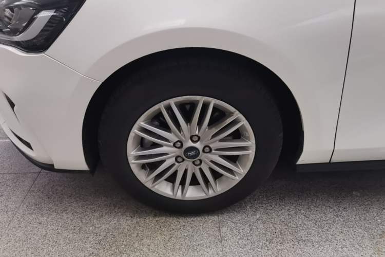 Used Ford Focus 2022 Sedan EcoBoost 180 Automatic Performance Edition Left Front Wheel Hub