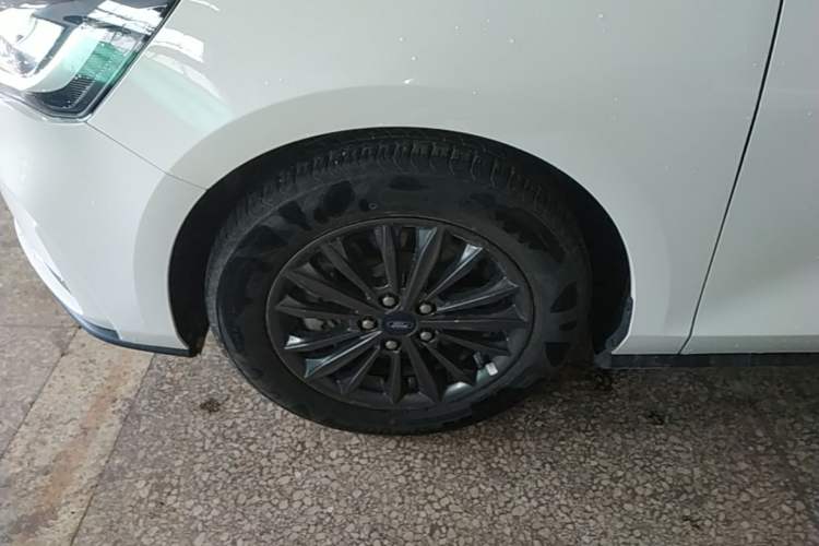 Used Ford Focus 2022 Sedan EcoBoost 180 Automatic Performance Edition Left Front Wheel Hub