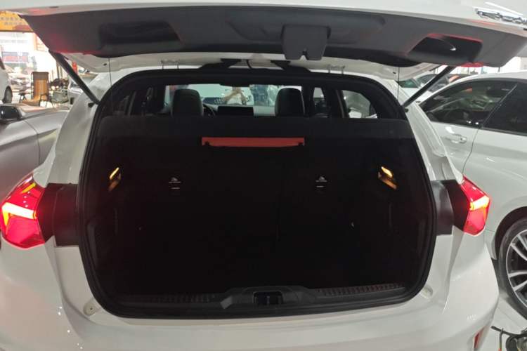 Used Ford Focus 2022 Hatchback EcoBoost 180 Automatic ST Line Trunk