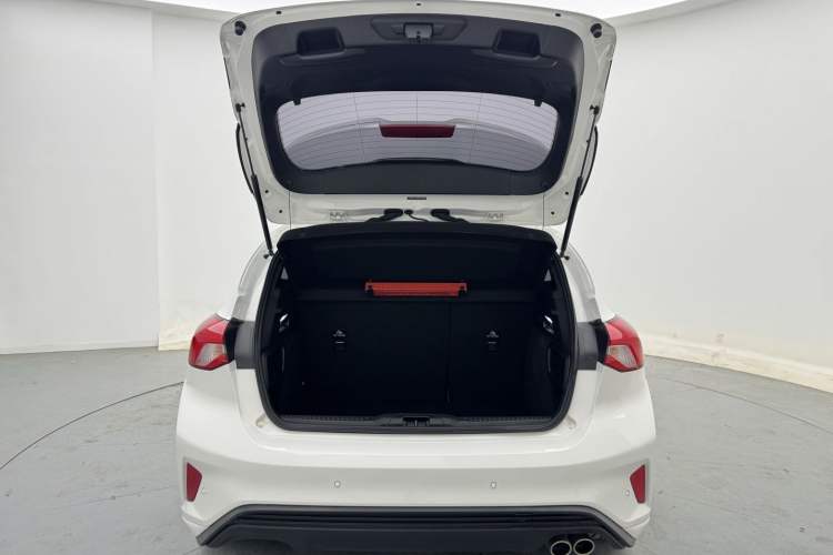 Used Ford Focus 2022 Hatchback EcoBoost 180 Automatic ST Line Trunk