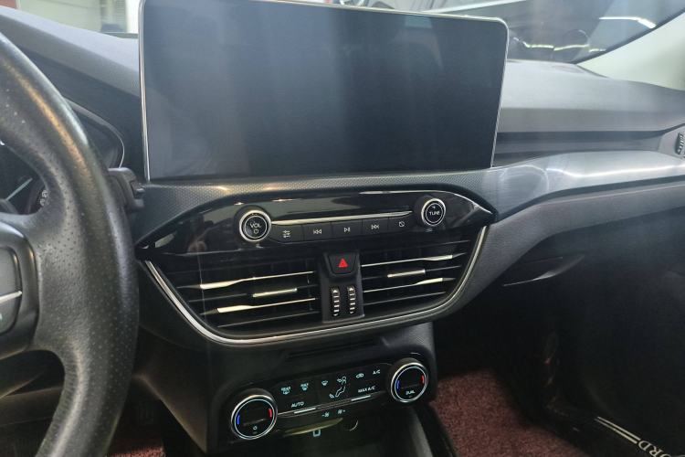 Used Ford Focus Active 2020 EcoBoost 180 Automatic Titanium Edition Interior 2