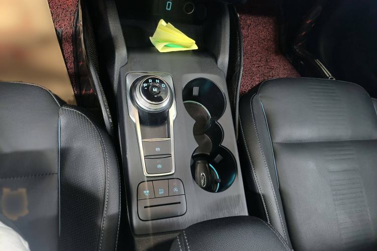Used Ford Focus Active 2020 EcoBoost 180 Automatic Titanium Edition Interior 3