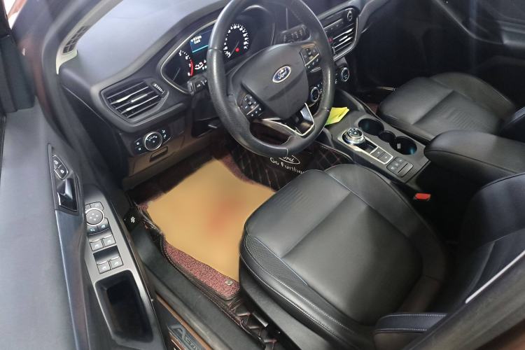 Used Ford Focus Active 2020 EcoBoost 180 Automatic Titanium Edition Interior 4