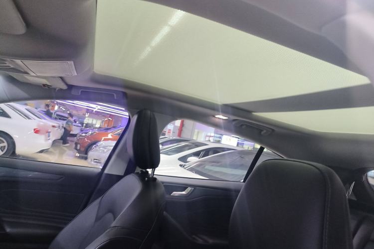 Used Ford Focus Active 2020 EcoBoost 180 Automatic Titanium Edition Interior 8