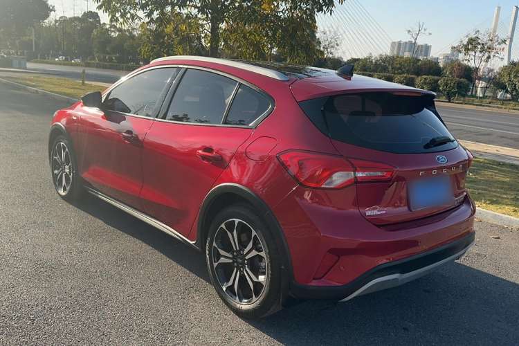 Used Ford Focus Active 2020 EcoBoost 180 Automatic Titanium Edition Exterior 5
