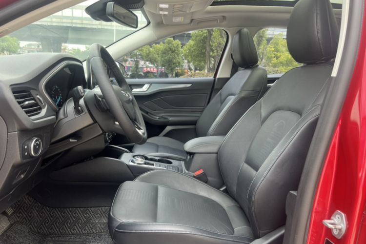 Used Ford Focus Active 2020 EcoBoost 180 Automatic Titanium Edition Interior 2