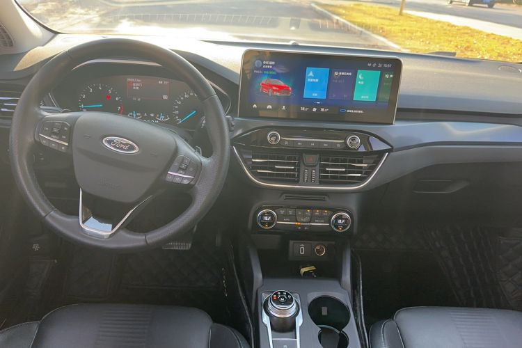 Used Ford Focus Active 2020 EcoBoost 180 Automatic Titanium Edition Interior 3