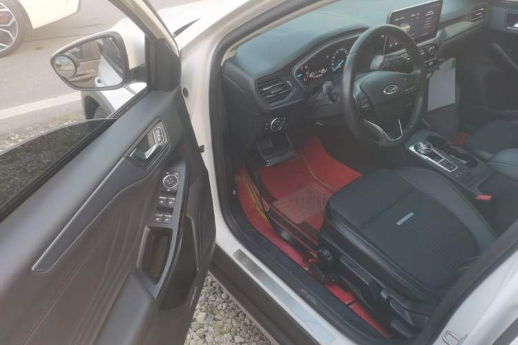 Used Ford Focus Active 2020 EcoBoost 180 Automatic Trendy Model Interior 3