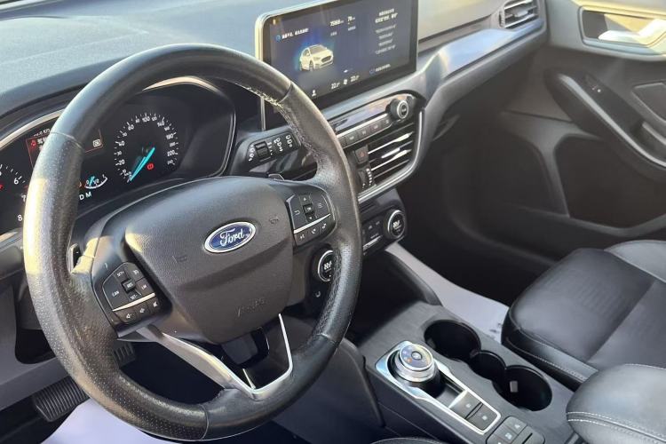 Used Ford Focus Active 2020 EcoBoost 180 Automatic Titanium Edition Interior 6