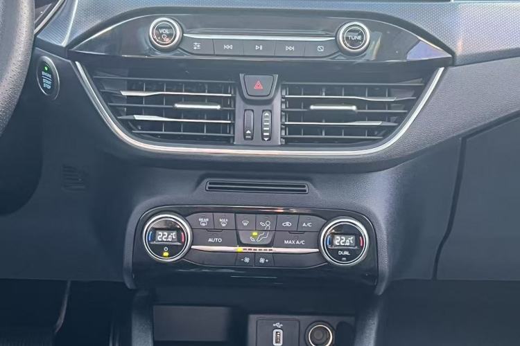Used Ford Focus Active 2020 EcoBoost 180 Automatic Titanium Edition Interior 9
