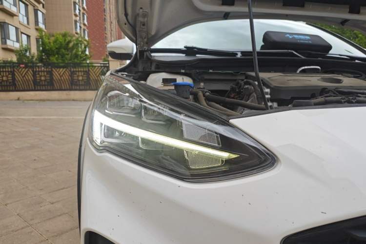 Used Ford Focus Active 2020 EcoBoost 180 Automatic Titanium Edition Right Front Headlight