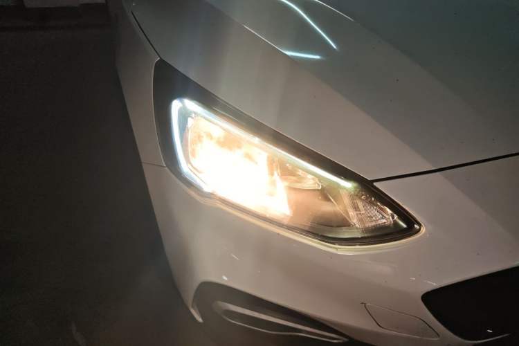 Used Ford Focus Active 2020 EcoBoost 180 Automatic Trendy Model Right Front Headlight