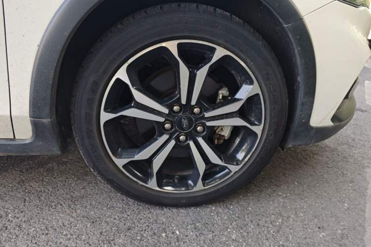 Used Ford Focus Active 2020 EcoBoost 180 Automatic Titanium Edition Right Front Wheel Hub