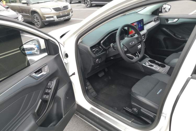 Used Ford Focus Active 2021 EcoBoost 180 Automatic Trendy Model Interior 3