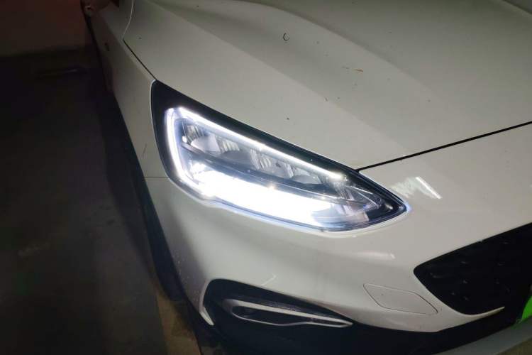 Used Ford Focus Active 2021 EcoBoost 180 Automatic Trendy Model Right Front Headlight