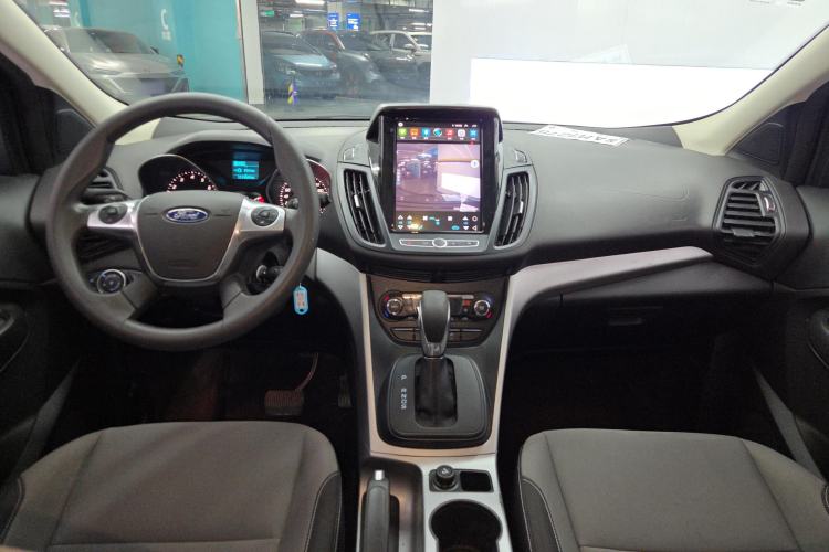 Used Ford Kuga 2015 1.5L GTDi Two-Wheel-Drive Comfort Model Center Console