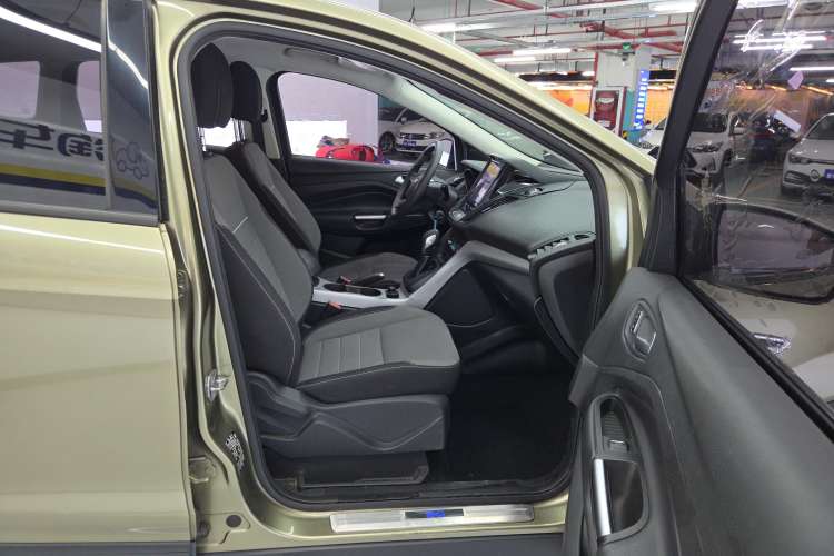 Used Ford Kuga 2015 1.5L GTDi Two-Wheel-Drive Comfort Model Right Front Seat