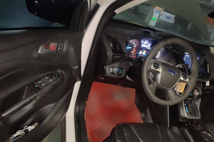Used Ford Kuga 2015 2.0L GTDi Four-Wheel-Drive Sport Model Interior 3