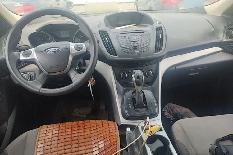 Used Ford Kuga 2013 1.6L GTDi Two-Wheel-Drive Comfort Model Center Console