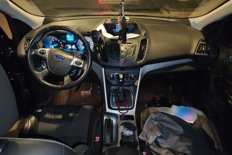 Used Ford Kuga 2013 1.6L GTDi Two-Wheel-Drive Trend Model Center Console
