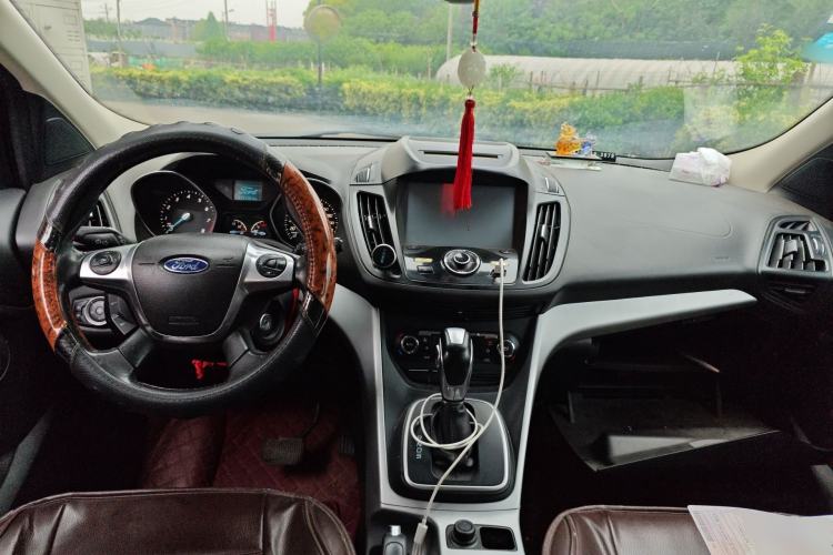Used Ford Kuga 2013 1.6L GTDi Two-Wheel-Drive Trend Model Center Console