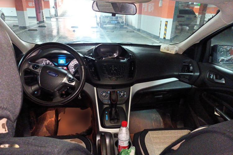 Used Ford Kuga 2013 1.6L GTDi Two-Wheel-Drive Comfort Model Center Console
