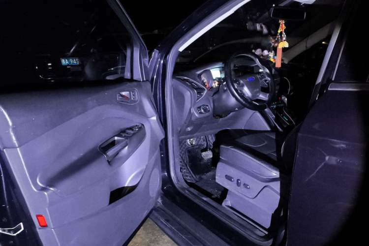 Used Ford Kuga 2013 2.0L GTDi Four-Wheel-Drive Sport Model Driver Seat