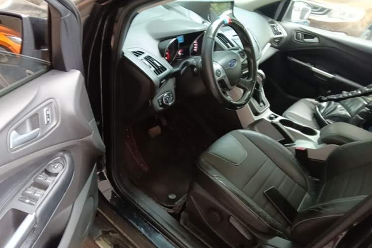 Used Ford Kuga 2013 1.6L GTDi Two-Wheel-Drive Trend Model Driver Seat