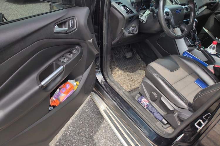 Used Ford Kuga 2013 1.6L GTDi Two-Wheel-Drive Trend Model Driver Seat