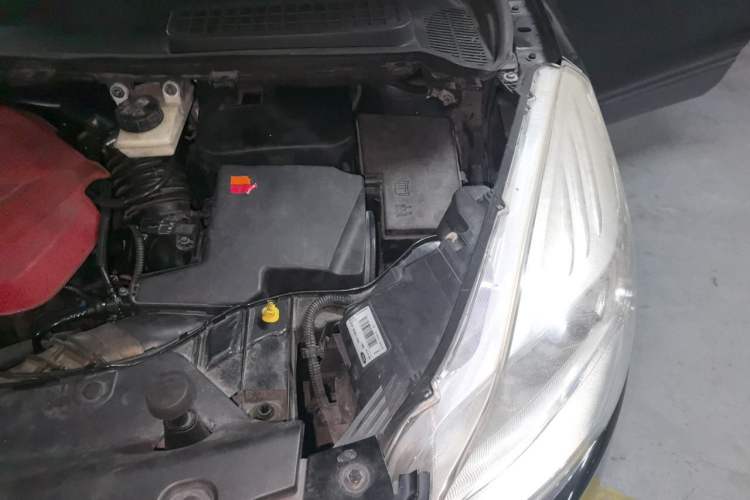 Used Ford Kuga 2013 1.6L GTDi Two-Wheel-Drive Trend Model Engine Bay Left