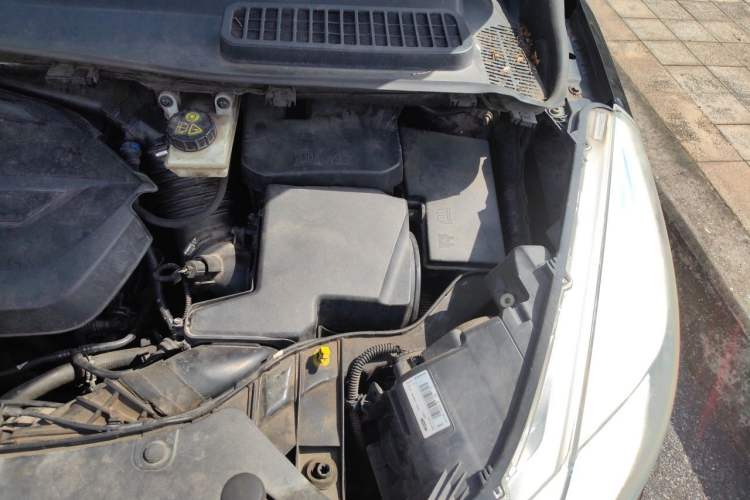 Used Ford Kuga 2013 1.6L GTDi Two-Wheel-Drive Trend Model Engine Bay Left