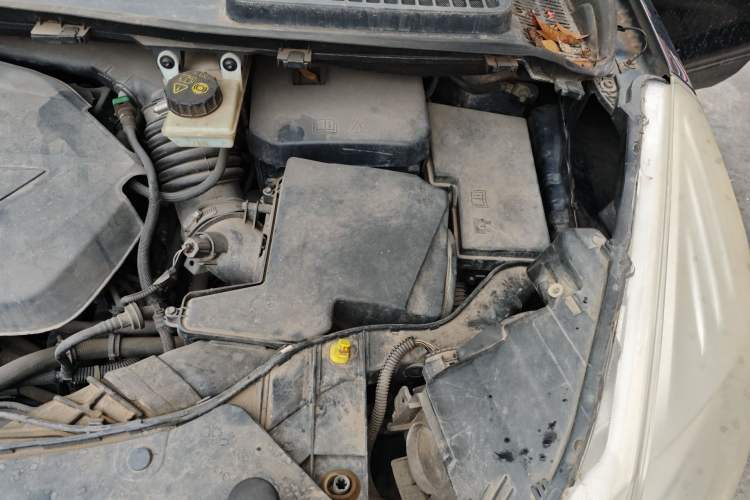Used Ford Kuga 2013 1.6L GTDi Two-Wheel-Drive Trend Model Engine Bay Left