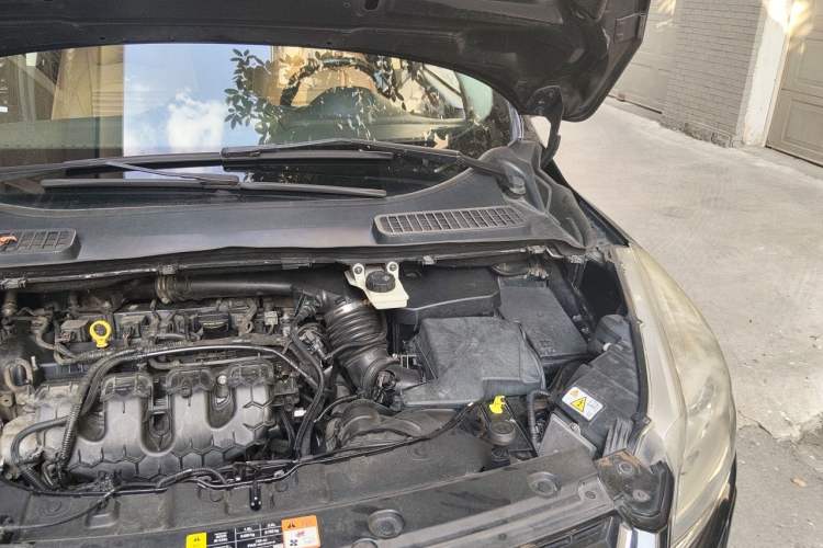 Used Ford Kuga 2013 2.0L GTDi Four-Wheel Drive Premium Model Engine Bay Left