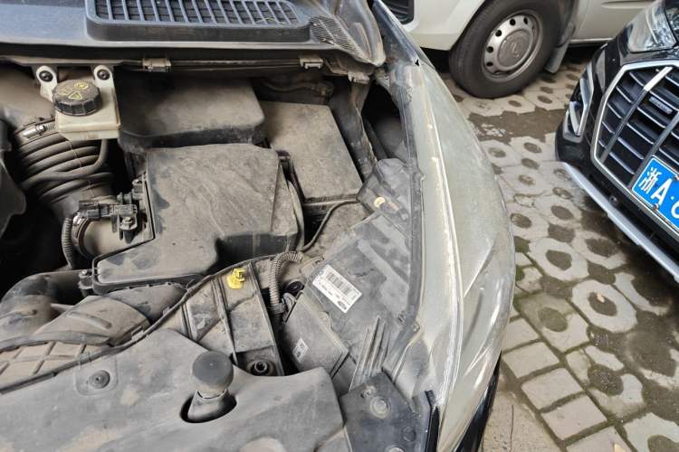 Used Ford Kuga 2013 2.0L GTDi Four-Wheel Drive Premium Model Engine Bay Left