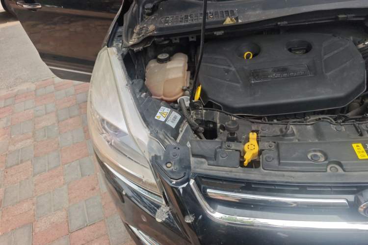 Used Ford Kuga 2013 2.0L GTDi Four-Wheel-Drive Sport Model Engine Bay Right